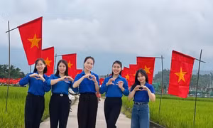 Đường cờ Tổ quốc rực rỡ giữa cánh đồng Mường Thanh
