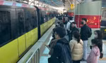 Xăng tăng giá liên tục, người Hà Nội bỏ xe cá nhân, ùn ùn đi tàu điện