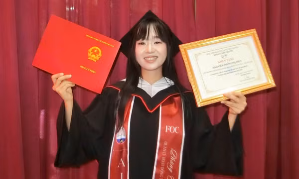 Cô gái người Mường đầu tiên trong bản tốt nghiệp đại học: Mong trở về tiếp sức trẻ em vùng cao