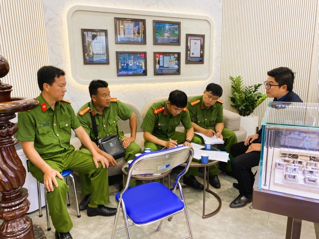 Công an cảnh báo thủ đoạn cướp ngân hàng, tiệm vàng