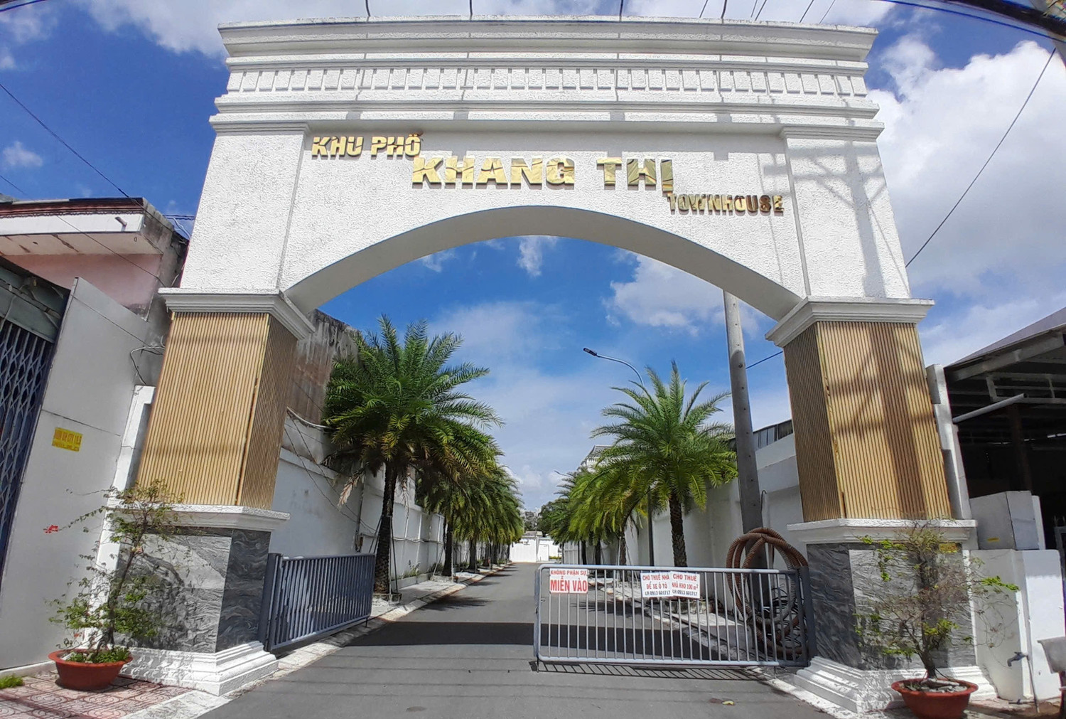 Cận cảnh 42 căn nhà liền kề xây không phép, chủ đầu tư 'biến mất'