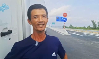Tài xế 'vui như Tết' khi lần đầu đi cao tốc về Cà Mau