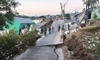 Sạt lở 70m đường, nhiều cơ sở kinh doanh bị ‘kéo’ xuống sông