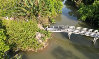 Hơn 20 hộ dân sống kẹt giữa nơi không điện, không đường đi