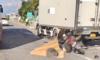 Đụng phải ô tô tải đậu ven đường, hai vợ chồng bị xe container cán tử vong 
