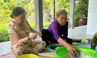 Giữ lửa nồi bánh tét ngày Tết, xóm nhỏ thêm gần nhau