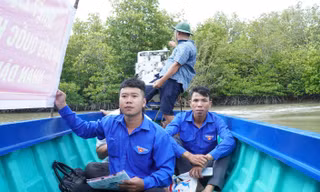 Tiếng loa trên sông tuyên truyền bầu cử ở vùng Đất Mũi