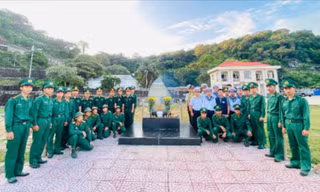 Đảo tiền tiêu Hòn Khoai rực khí thế ngày thành lập quân đội