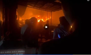 Cháy trong đêm thiêu rụi dãy nhà dân ven sông ở Cà Mau