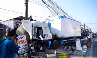 Xe tải lao vào loạt xe máy trên quốc lộ, rồi tông vào trụ điện