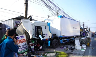 Xe tải lao vào loạt xe máy trên quốc lộ, rồi tông vào trụ điện