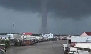 Vòi rồng cao hàng trăm mét xuất hiện ở cửa biển Cà Mau