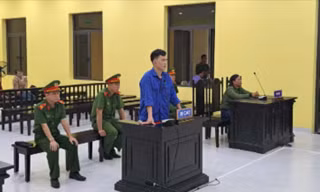'Nghịch tử' đánh mẹ, chống người thi hành công vụ lĩnh án
