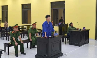 'Nghịch tử' đánh mẹ, chống người thi hành công vụ lĩnh án