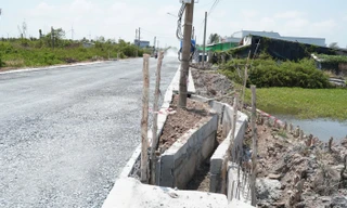 Độc lạ Cà Mau: 1,8km đường có 36 đoạn rãnh nước uốn cong để tránh cột điện