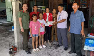 Rái cá con va chạm với xe khách được thả về rừng