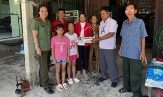 Rái cá con va chạm với xe khách được thả về rừng