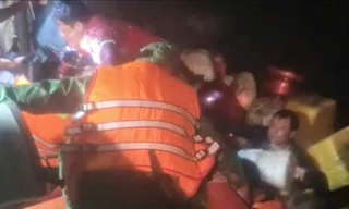 Cứu 13 ngư dân chìm tàu trên biển Cà Mau