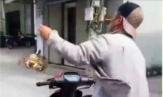 Công an làm việc với thanh niên lái xe 1 tay, xách cua múa may giữa đường