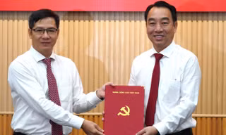 Chủ tịch UBND tỉnh Vĩnh Long làm Phó Bí thư Tỉnh ủy Cà Mau 