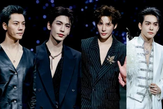 Đêm hội Weibo 2025: Tăng Thuấn Hy - Trương Lăng Hách "đánh bài" trước đi thảm đỏ sau