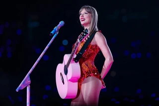 Sắc cam bí ẩn của Taylor Swift khiến fan tin rằng album mới sắp khởi động 