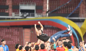 Rajamangala rung chuyển, U22 Việt Nam 'công kênh' HLV Kim Sang-sik ăn mừng