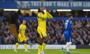 Tottenham gục ngã trước Chelsea, cuộc đua trụ hạng kéo dài tới vòng cuối