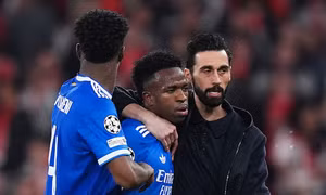 Vinícius tố bị phân biệt chủng tộc, Mbappe phẫn nộ đòi UEFA vào cuộc