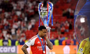 Declan Rice bảo vệ hai cầu thủ Arsenal sút hỏng luân lưu