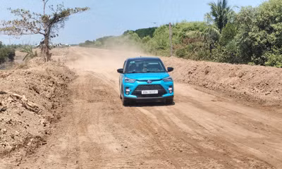 Dân khổ vì bụi bặm, lầy lội do dự án nâng cấp đê biển làm mãi không xong