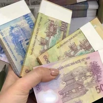 Rầm rộ đổi tiền lì xì Tết 