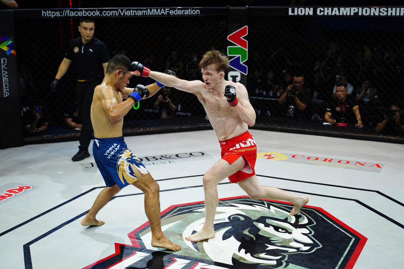ក្នុងការប្រកួត MMA Pro ទម្ងន់៦៥គីឡូក្រាម Harry Smith ឈ្នះ TKO ក្នុងទឹកទី២ បន្ទាប់ពីវាយជង្គង់ជាបន្តបន្ទាប់។ តាំងពីចាប់ផ្តើមការប្រកួត Pham Anh Duc បានហូរឈាម បន្ទាប់ពីគូប្រកួតរបស់គាត់បានចូលទៅជិត ហើយវាយប្រហារគាត់នៅលើកន្ទេល ។ ក្នុងទឹកទី២ ថ្វីត្បិតតែព្យាយាមបង្កើតភាពជាប់គាំងក៏ដោយ ក៏ការជំពប់ជើងដួល បណ្ដាលឲ្យ Anh Duc បាត់បង់ជំហរ ធ្វើឲ្យ ស្ម៊ីធ ចាក់សោដៃ ច្របាច់ក និងវាយជង្គង់ជាប់ៗគ្នា បង្ខំឲ្យអាជ្ញាកណ្តាលបញ្ឈប់ការប្រកួត។ 4.jpg