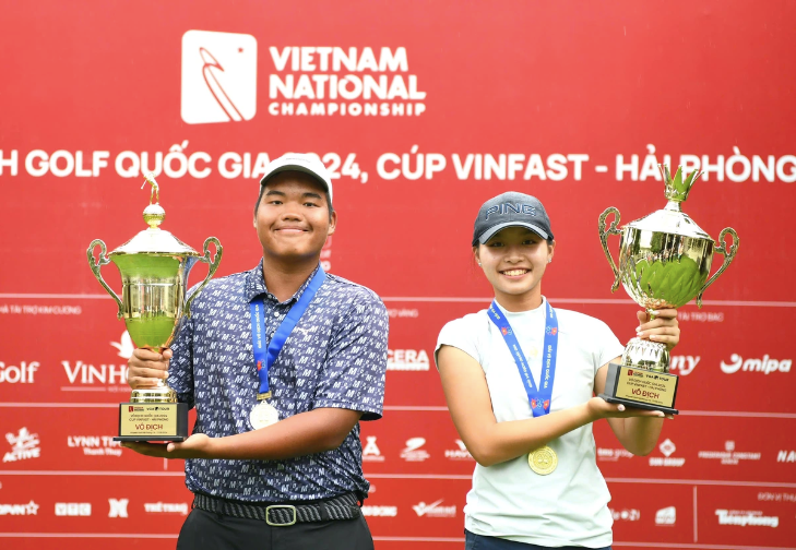 Nguyễn Đức Sơn (trái) và Lê Chúc An đăng quang nội dung nam và nữ Giải Vô địch Golf Quốc gia 2024. screen-shot-2025-07-23-at-200307.png