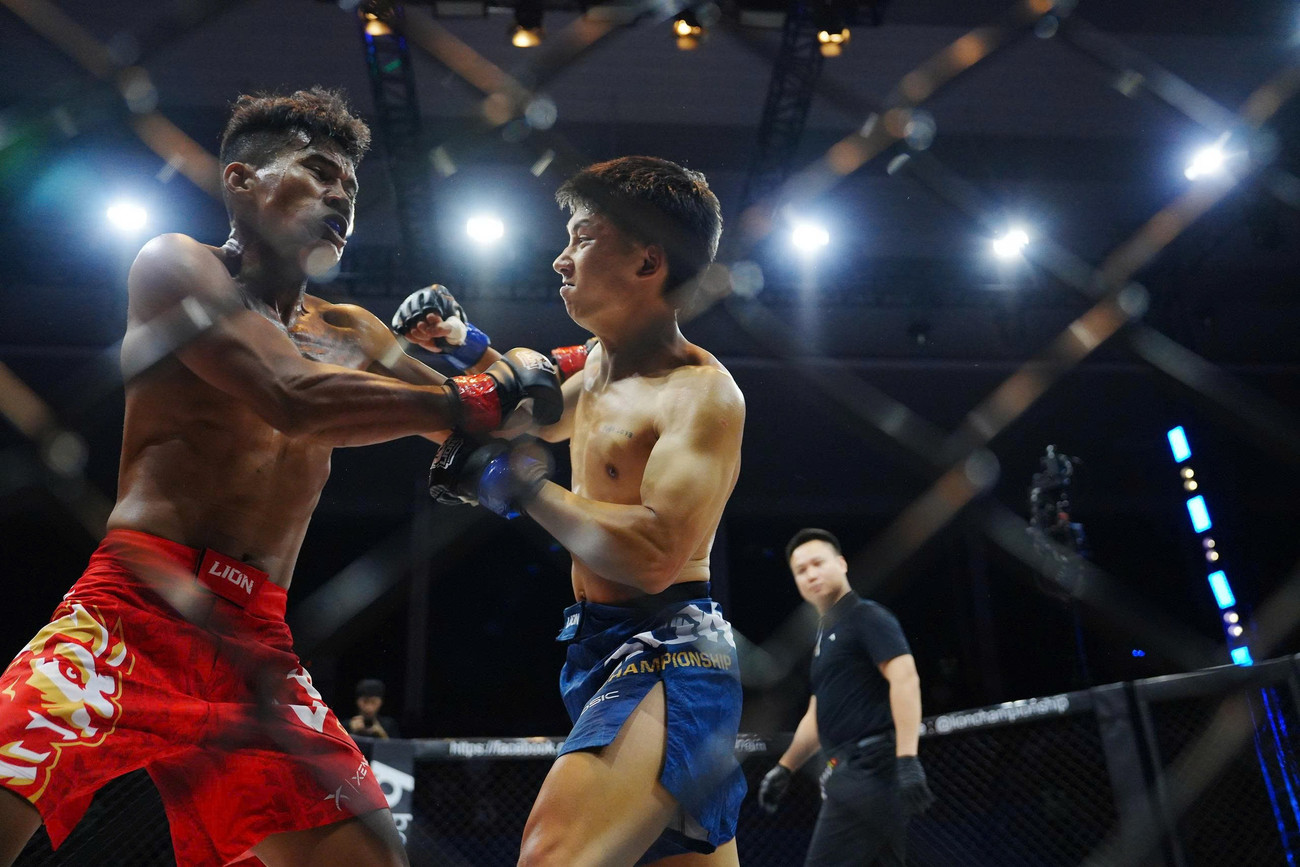 ក្នុងការប្រកួត MMA Striking លើកទី៣ ក្នុងប្រភេទទម្ងន់៥៦គីឡូក្រាម វ៉ូ ទៀនដាត បានវាយឈ្នះ លី ឌួល ក្នុងទឹកទី២ ។ ចាប់ពីទឹកទី ១ ម្ចាស់ជើងឯក Muay Thai មកពីទឹកដីប្រាសាទមាស - Vo Tien Dat បានយកឈ្នះគូប្រកួតរបស់ខ្លួនដោយល្បឿនយ៉ាងលឿន និងទំនុកចិត្តខ្ពស់។ លី ឌួល ព្យាយាមវាយបកតបតវិញ ប៉ុន្តែមិនគ្រប់គ្រាន់ក្នុងការបង្កើតសម្ពាធច្បាស់លាស់។ ដល់ទឹកទី២ ការប្រកួតនៅតែស្ថិតក្នុងកណ្តាប់ដៃរបស់ Vo Tien Dat ។ ការទាត់ដ៏ខ្លាំងពីគេបានធ្វើឲ្យ លី ឌុល ដួលដោយបង្ខំឲ្យអាជ្ញាកណ្ដាលបញ្ឈប់ការប្រកួត។ ការទទួលជ័យជម្នះដ៏គួរឱ្យចាប់អារម្មណ៍សម្រាប់អ្នកប្រដាល់ដែលមានបទពិសោធន៍។ 3.jpg