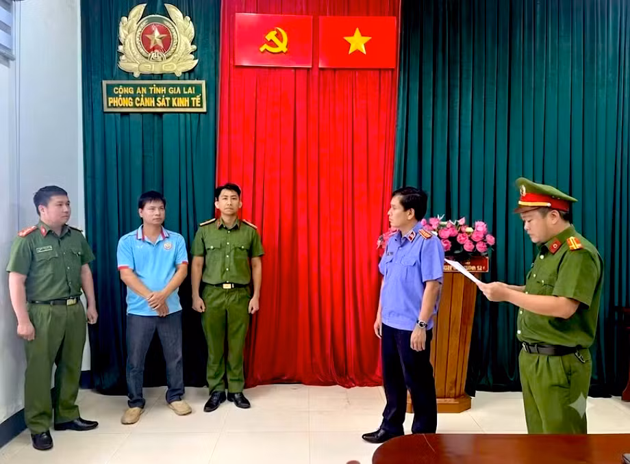 Cơ quan công an đọc lệnh khởi tố, bắt tạm giam đối tượng Nguyễn Văn Minh.