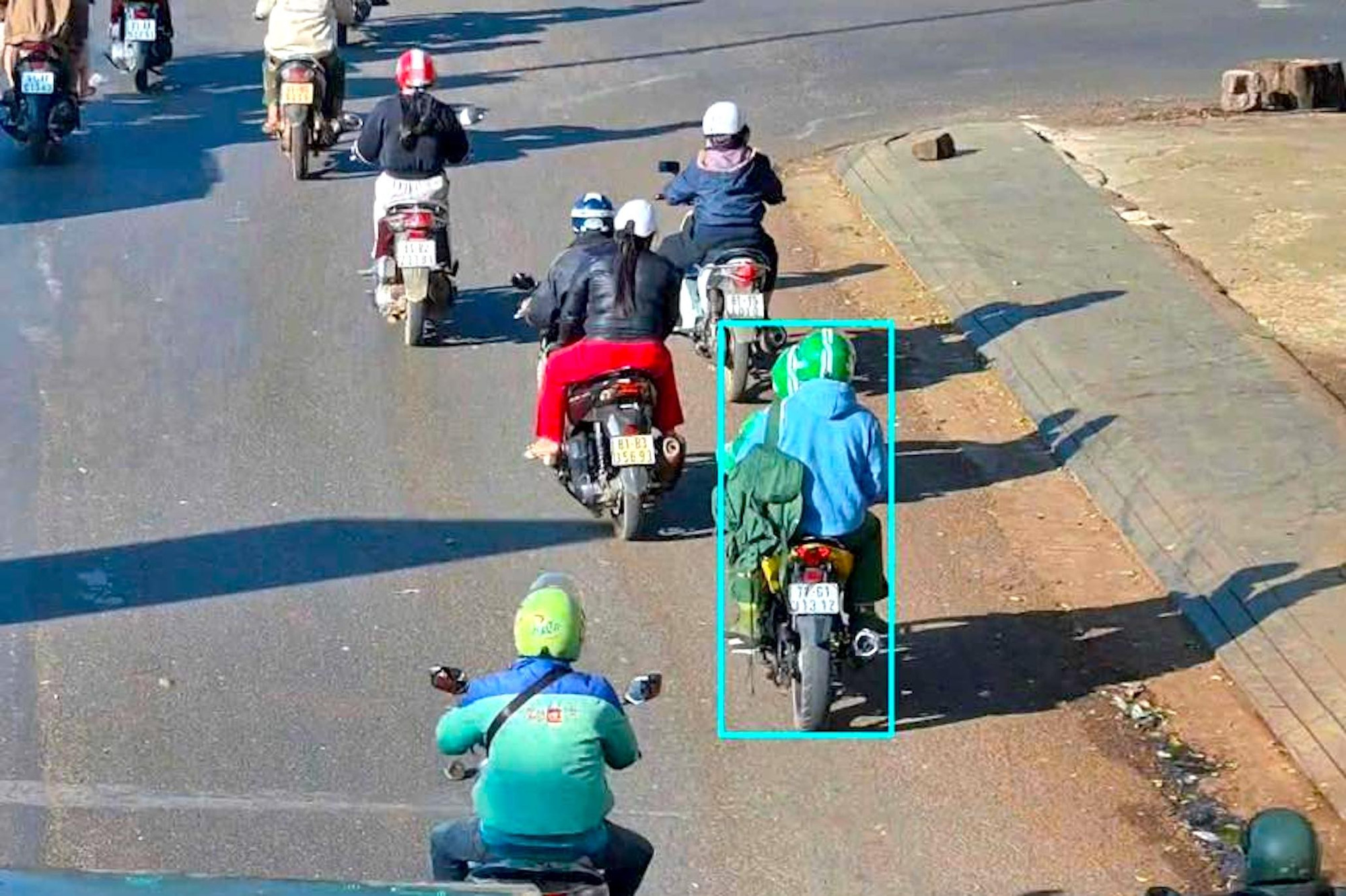 Vụ cướp ngân hàng táo tợn ở Gia Lai: Công an rà soát đơn hàng 'áo khoác và mũ bảo hiểm in chữ Grap' | Báo điện tử Tiền Phong