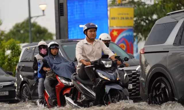 Mưa như trút hơn 1 giờ, khu Thảo Điền ngập sâu 