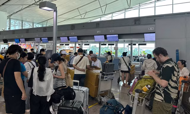 Sân bay Tân Sơn Nhất bị lỗi hệ thống thủ tục xuất cảnh 