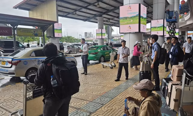 Hành khách chật vật gọi xe công nghệ, chấp nhận trả thêm phí do mưa ngập ở Hà Nội