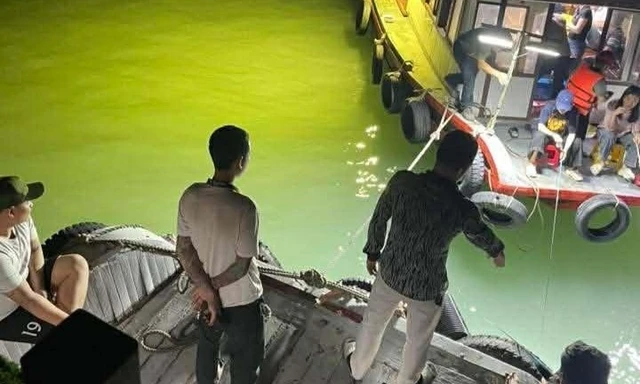 Rầm rộ bán ‘tour câu mực đêm’ trái phép trên vịnh Hạ Long