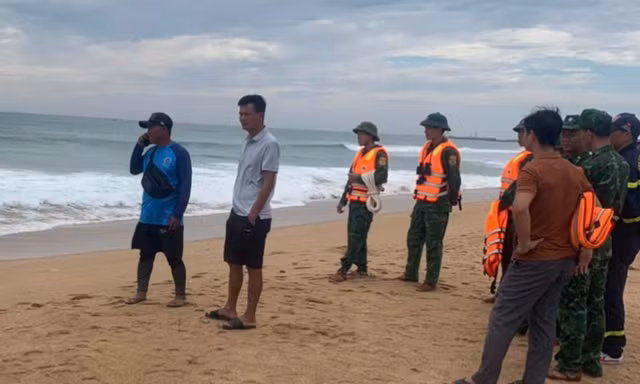 Mô tô nước, flycam tìm khách Trung Quốc bị sóng cuốn ở biển Tuy Hòa