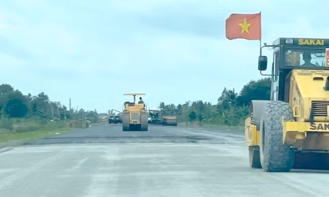 Cao tốc Cần Thơ - Cà Mau 'đua' tiến độ, thi công không nghỉ lễ 2/9
