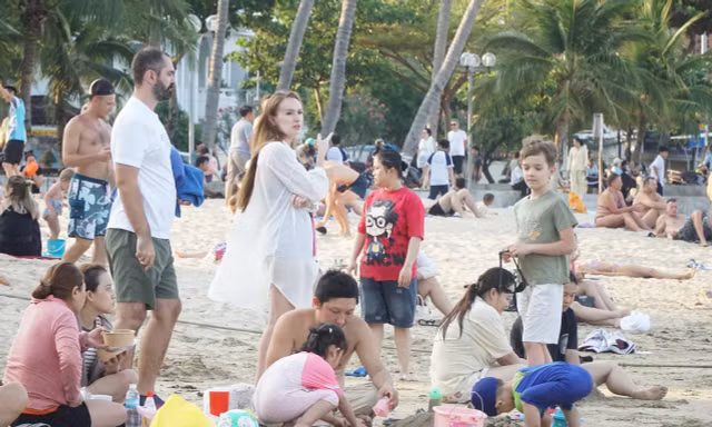 Đổ xô ra biển Nha Trang giải nhiệt 