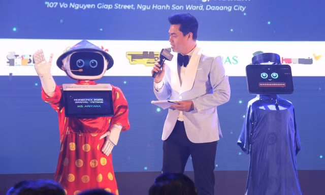 Mục sở thị dàn robot làm bồi bàn, lễ tân khách sạn tại Đà Nẵng 