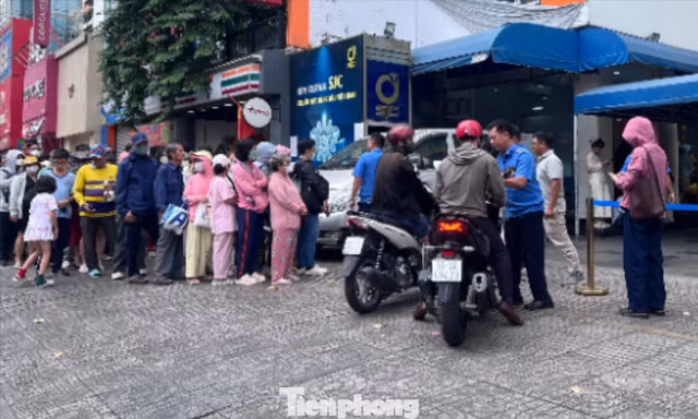 Xếp hàng mua vàng trước ngày vía Thần tài