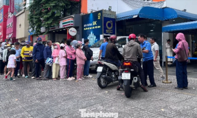 Xếp hàng mua vàng trước ngày vía Thần tài