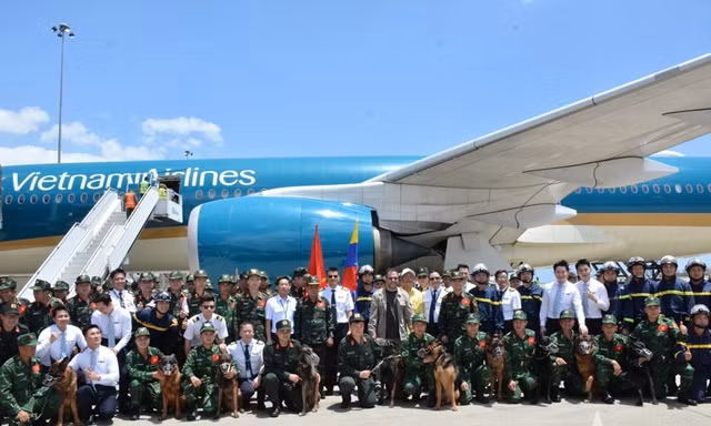 Tổ lái chuyến bay đặc biệt VN66. Chuyến bay do Cơ trưởng Tô Ngọc Giang - Phó Tổng Giám đốc Vietnam Airlines (thứ 3 từ phải sang trái) - cầm lái chính, là người có quyền điều hành cao nhất trên chuyến bay.