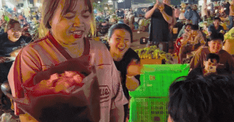 Chàng trai Tây Ninh quỳ gối cầu hôn giữa chợ rau TPHCM lúc rạng sáng