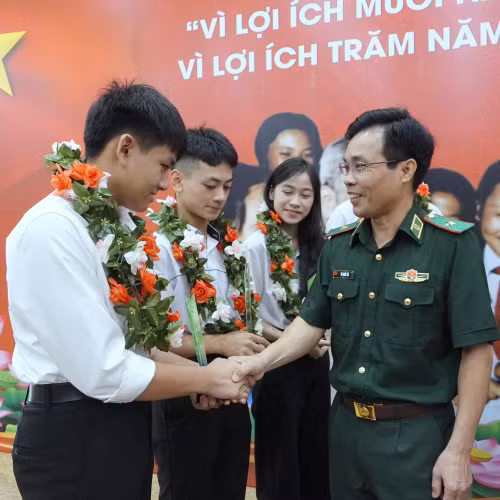 Hành trình vươn lên của con gái liệt sĩ và cậu bé người Chứt